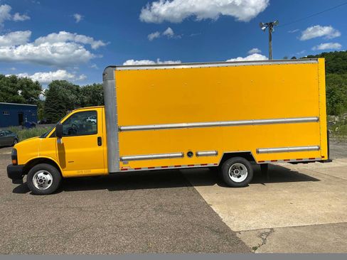 Used 2021 GMC Savana 3500 Extended w/ Power Convenience Package RWD image 16