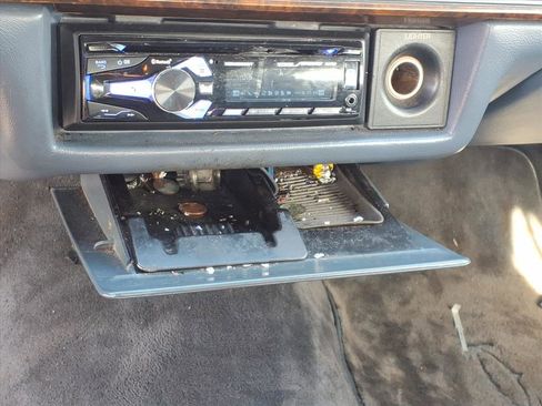 Used 1990 Lincoln Town Car Cartier image 11