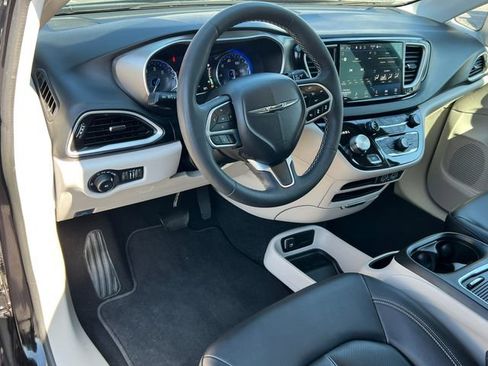 Used 2024 Chrysler Pacifica Touring-L FWD image 18