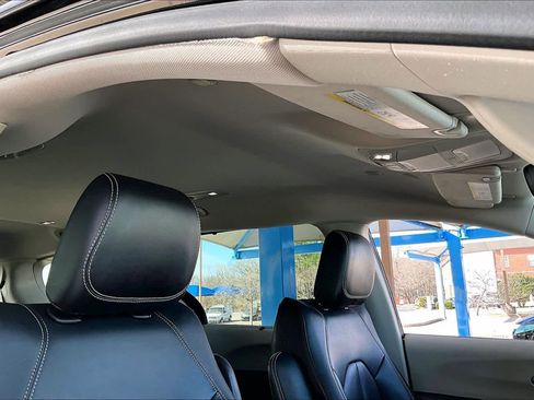 Used 2023 Chrysler Pacifica Touring-L image 13