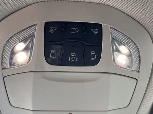 Used 2024 Chrysler Pacifica Touring-L image 18