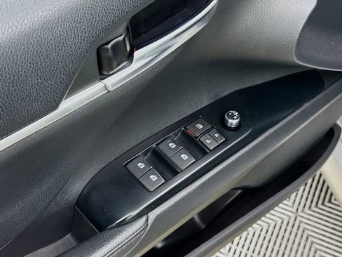 Used 2020 Toyota Camry XLE image 17