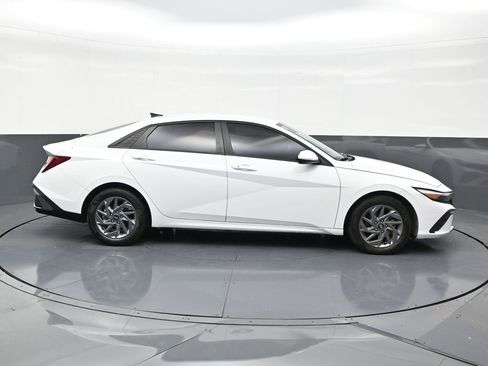 Used 2024 Hyundai Elantra SEL FWD image 6