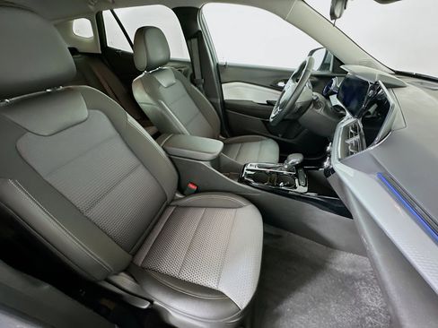 Used 2025 Chevrolet Trax LT w/ LT Convenience Package image 28