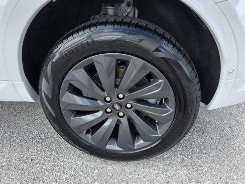 Used 2025 Land Rover Discovery Sport S image 9