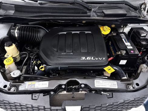 Used 2017 Dodge Grand Caravan SE w/ UConnect Hands-Free Group FWD image 7
