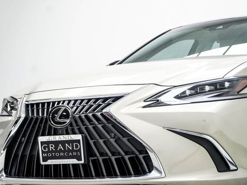Used 2022 Lexus ES 350 Ultra Luxury w/ Accessory Package 2 FWD image 2
