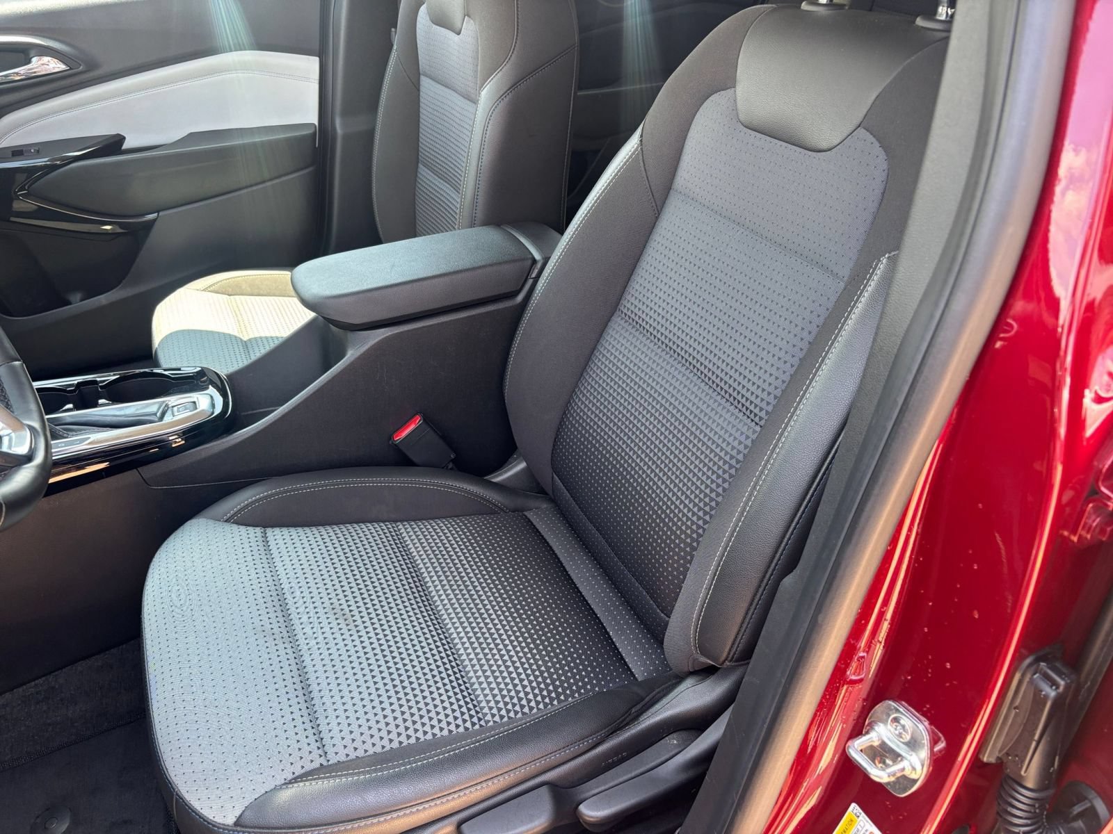Used 2025 Chevrolet Trax LT w/ LT Convenience Package FWD image 32