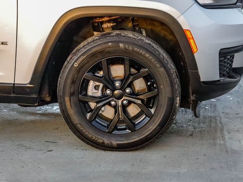 Certified 2024 Jeep Grand Cherokee L Laredo image 11