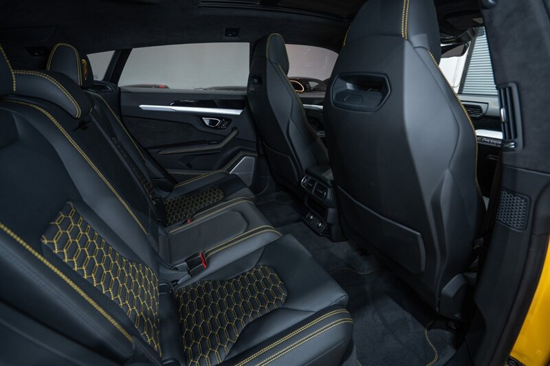 Used 2020 Lamborghini Urus AWD/4WD image 32
