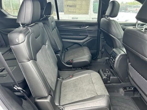 New 2025 Jeep Grand Cherokee L Altitude image 12
