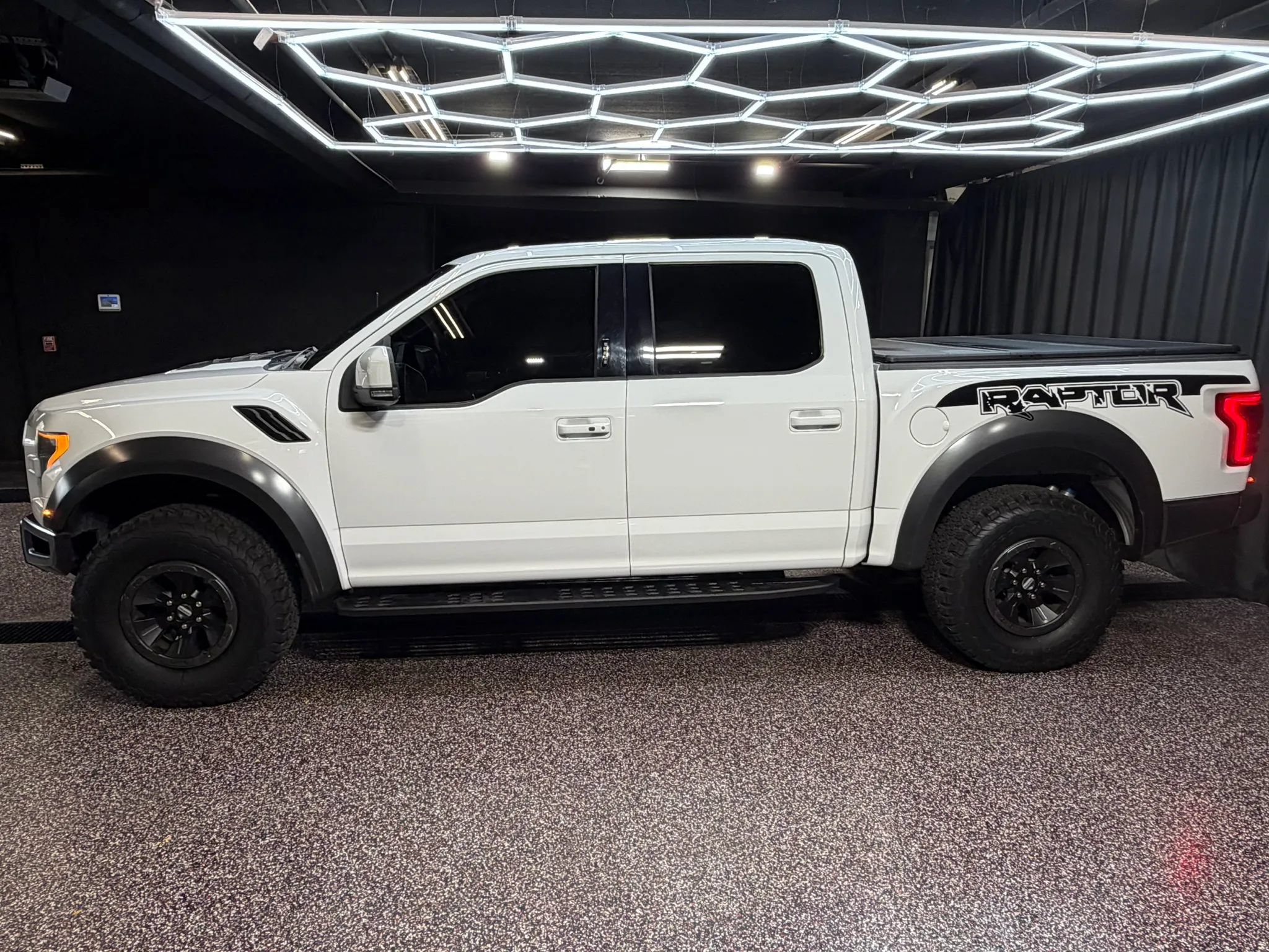 Used 2017 Ford F150 Raptor w/ Equipment Group 802A Luxury AWD/4WD image 5