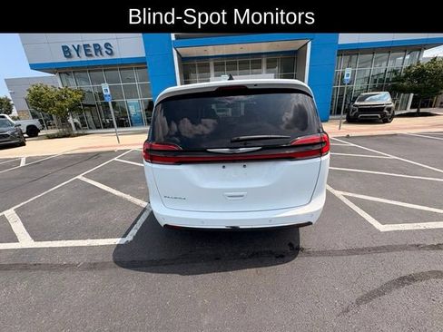 Used 2025 Chrysler Pacifica Select FWD image 4