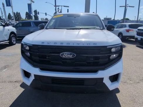 Used 2025 Ford Expedition Active AWD/4WD image 3