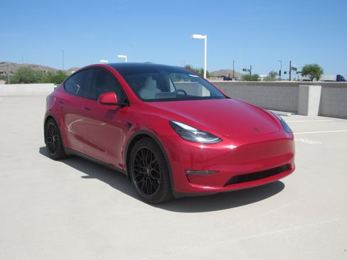 Used 2023 Tesla Model Y Performance AWD/4WD image 2
