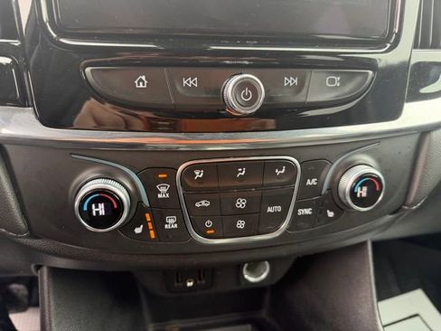 Used 2023 Chevrolet Traverse LT image 28