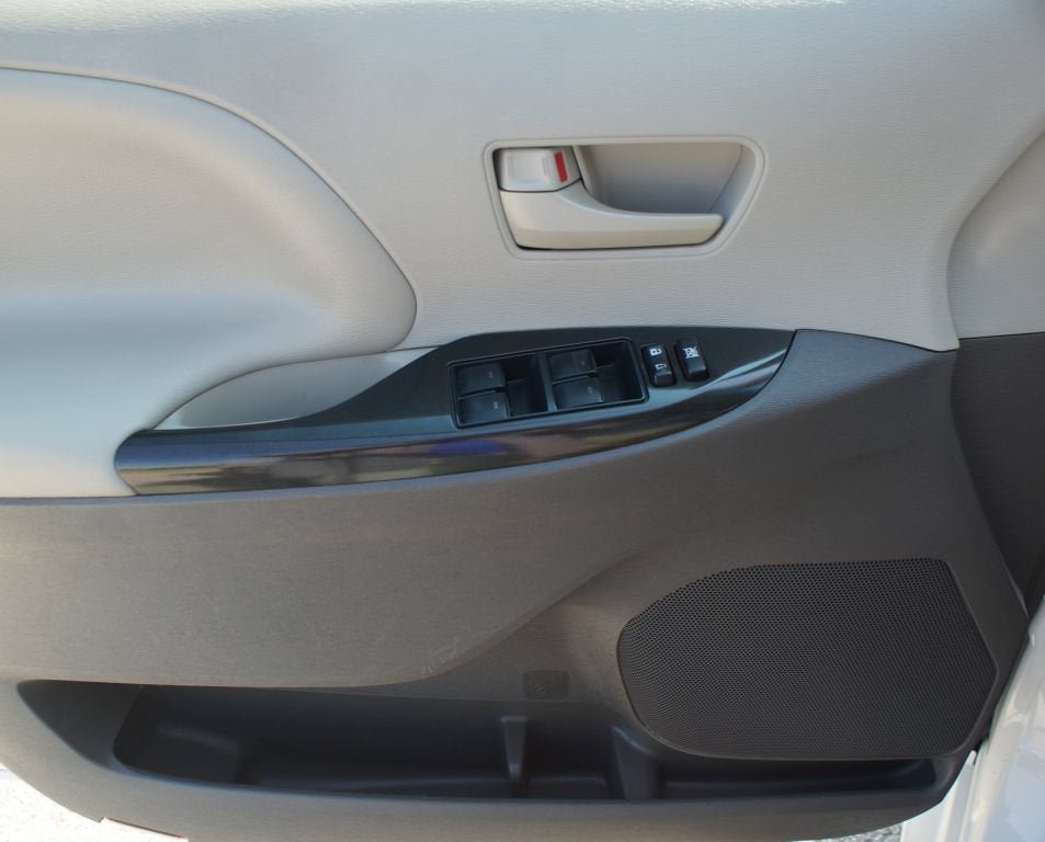 Used 2014 Toyota Sienna LE FWD image 21