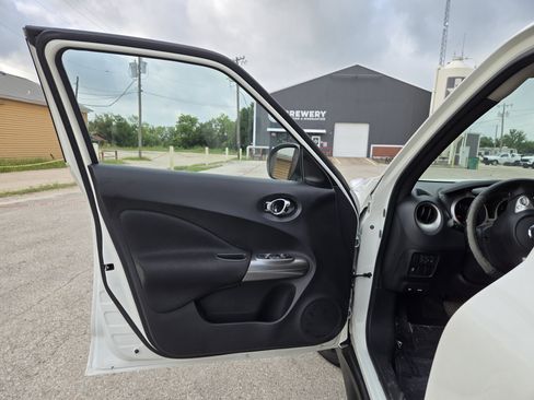 Used 2013 Nissan Juke SV FWD image 4