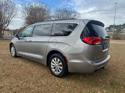 Used 2017 Chrysler Pacifica Touring-L image 9