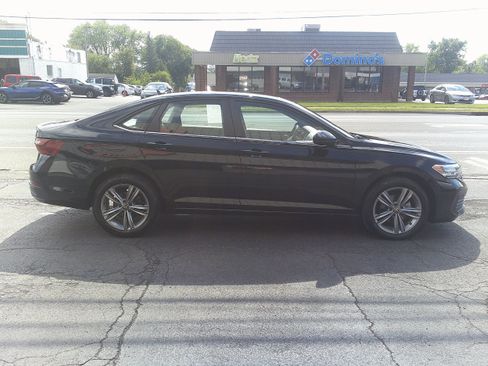 Used 2024 Volkswagen Jetta SE FWD image 8