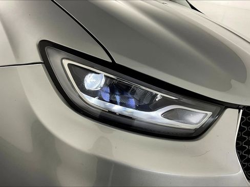 Used 2024 Chrysler Pacifica Touring-L image 40