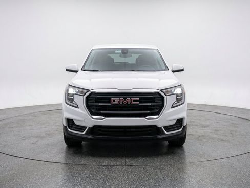 Used 2024 GMC Terrain SLE FWD image 2