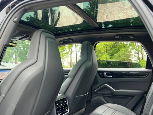 Certified 2023 Porsche Cayenne AWD/4WD image 23