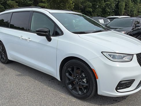Used 2025 Chrysler Pacifica Limited FWD image 5