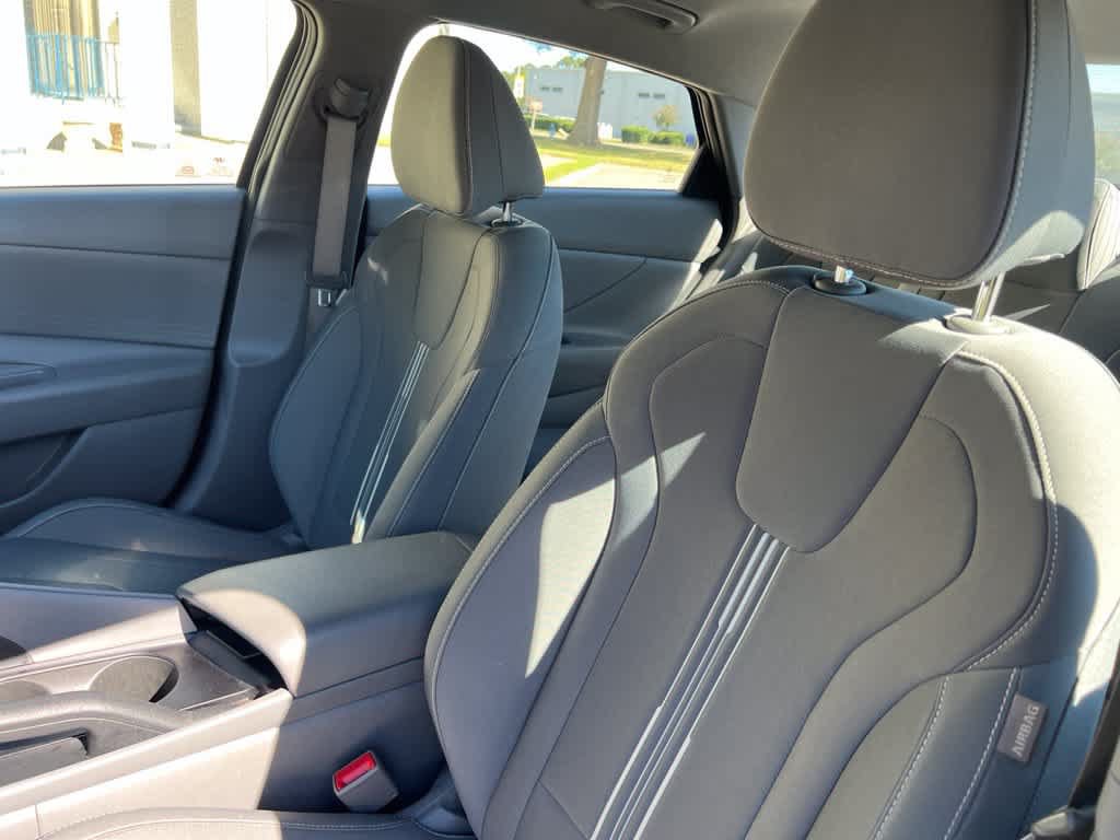Used 2023 Hyundai Elantra SEL w/ Preferred Accessory Package FWD image 9