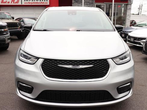 Used 2024 Chrysler Pacifica Touring-L FWD image 8
