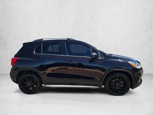 Used 2021 Chevrolet Trax LT w/ Midnight Edition FWD image 4