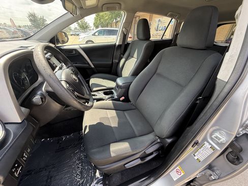 Used 2018 Toyota RAV4 LE FWD image 9