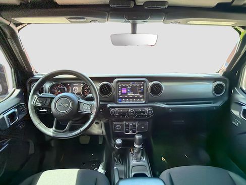 Used 2021 Jeep Gladiator Willys image 15