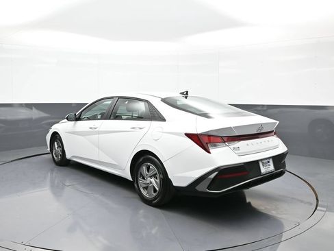 Used 2025 Hyundai Elantra SE FWD image 8