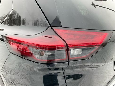 Used 2023 Nissan Rogue SV image 32