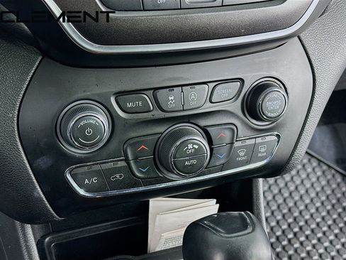 Used 2019 Jeep Cherokee Trailhawk w/ Cold Weather Group image 22