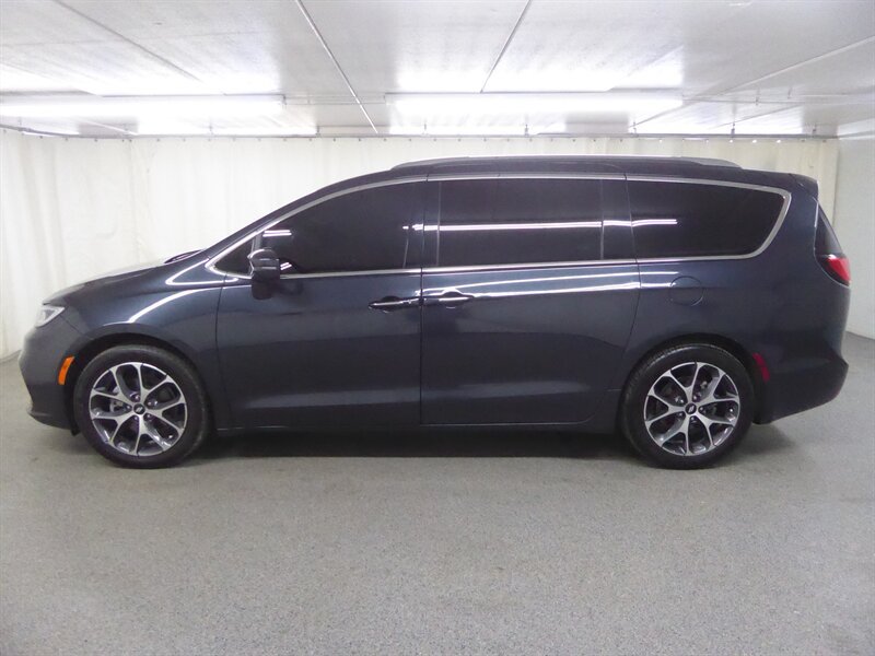 Used 2021 Chrysler Pacifica Touring-L FWD image 4