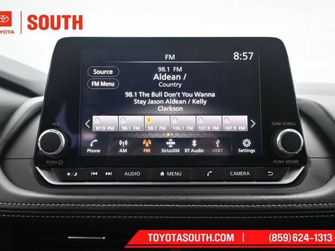 Used 2025 Nissan Rogue SV FWD image 14