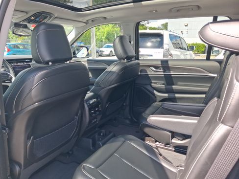 Used 2024 Jeep Grand Cherokee L Limited w/ Black Appearance Package AWD/4WD image 5