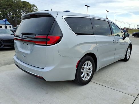 Used 2023 Chrysler Pacifica Touring-L image 5