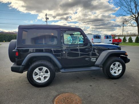 Used 2018 Jeep Wrangler Sport AWD/4WD image 7