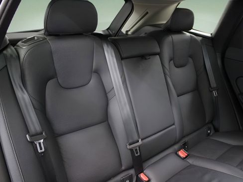 Used 2025 Volvo XC60 B5 Plus AWD/4WD image 24