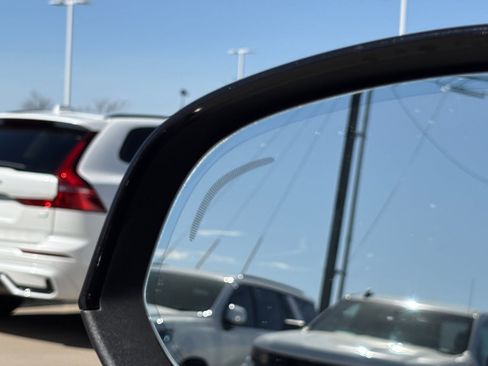 Used 2022 Volvo XC40 T5 R-Design w/ Advanced Package image 11