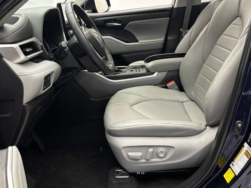 Used 2023 Toyota Highlander XLE AWD/4WD image 12