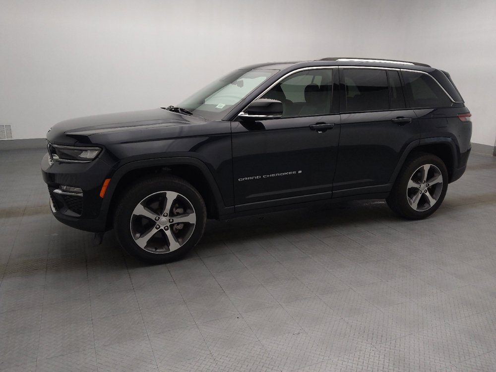 Used 2023 Jeep Grand Cherokee Limited w/ Luxury Tech Group II AWD/4WD image 2