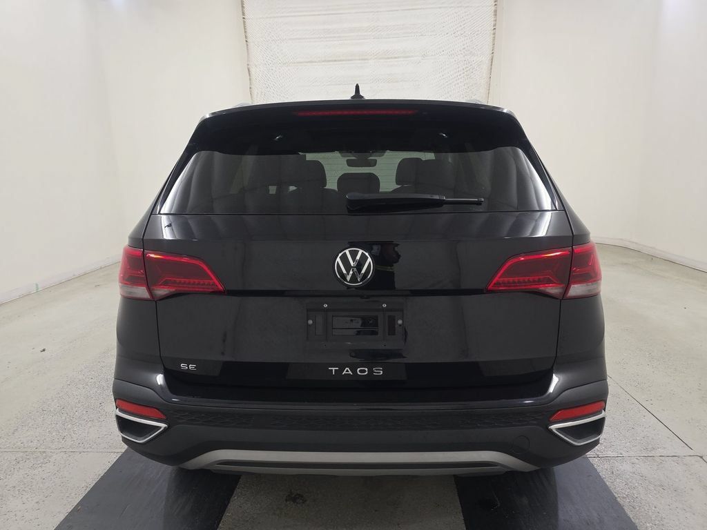 Used 2023 Volkswagen Taos SE w/ Panoramic Sunroof Package FWD image 4