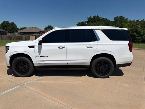 Used 2024 GMC Yukon SLT w/ SLT Premium Package AWD/4WD image 2