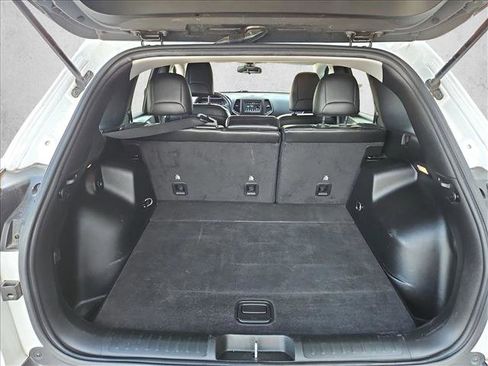 Used 2019 Jeep Cherokee Latitude Plus w/ Cold Weather Group image 6