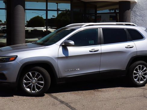 Used 2019 Jeep Cherokee Latitude Plus w/ Comfort/Convenience Group FWD image 4