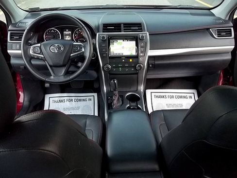 Used 2017 Toyota Camry SE w/ Moonroof Package FWD image 15